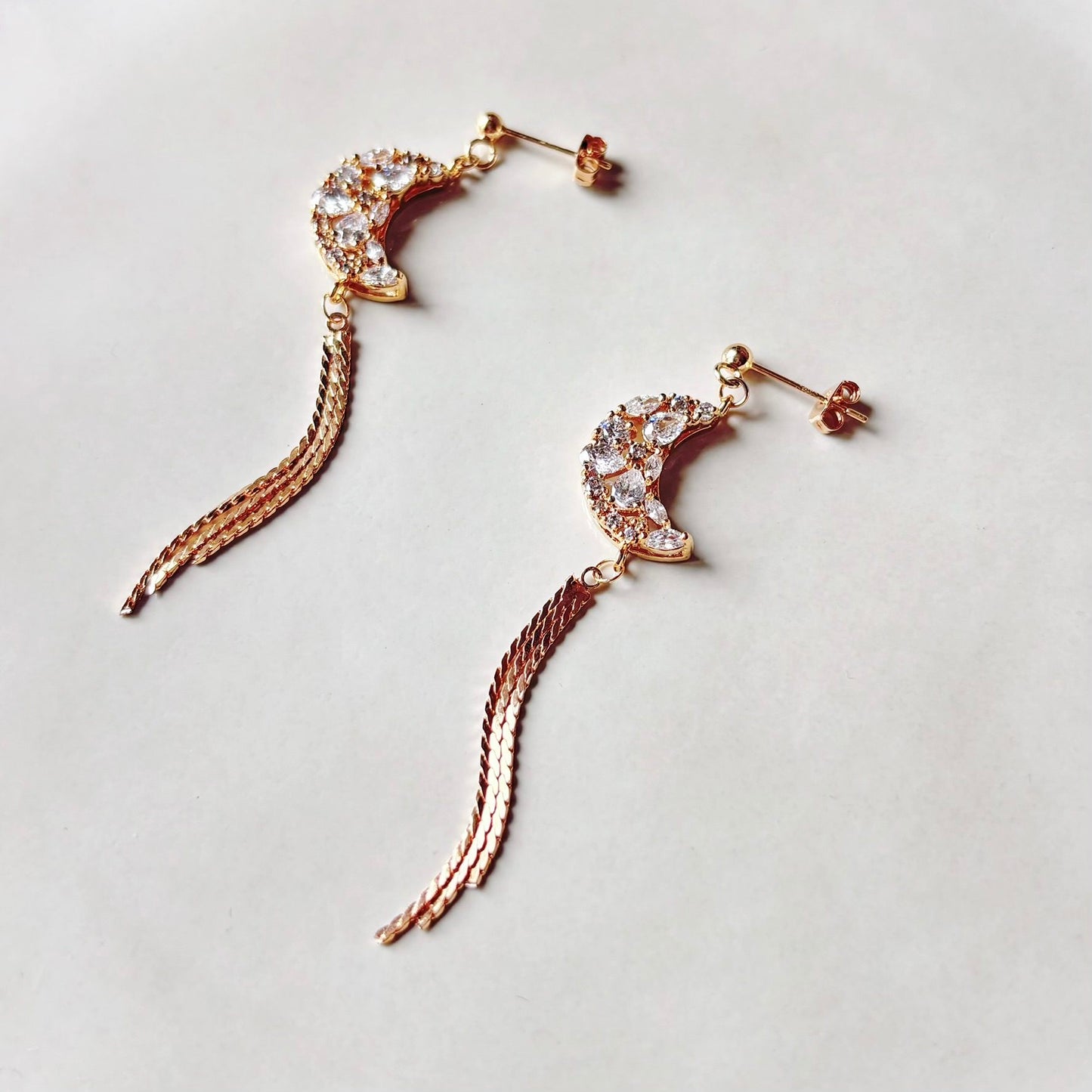 Boucles d’oreilles raffinées avec zircones cubiques, inspirées de la beauté du clair de lune.