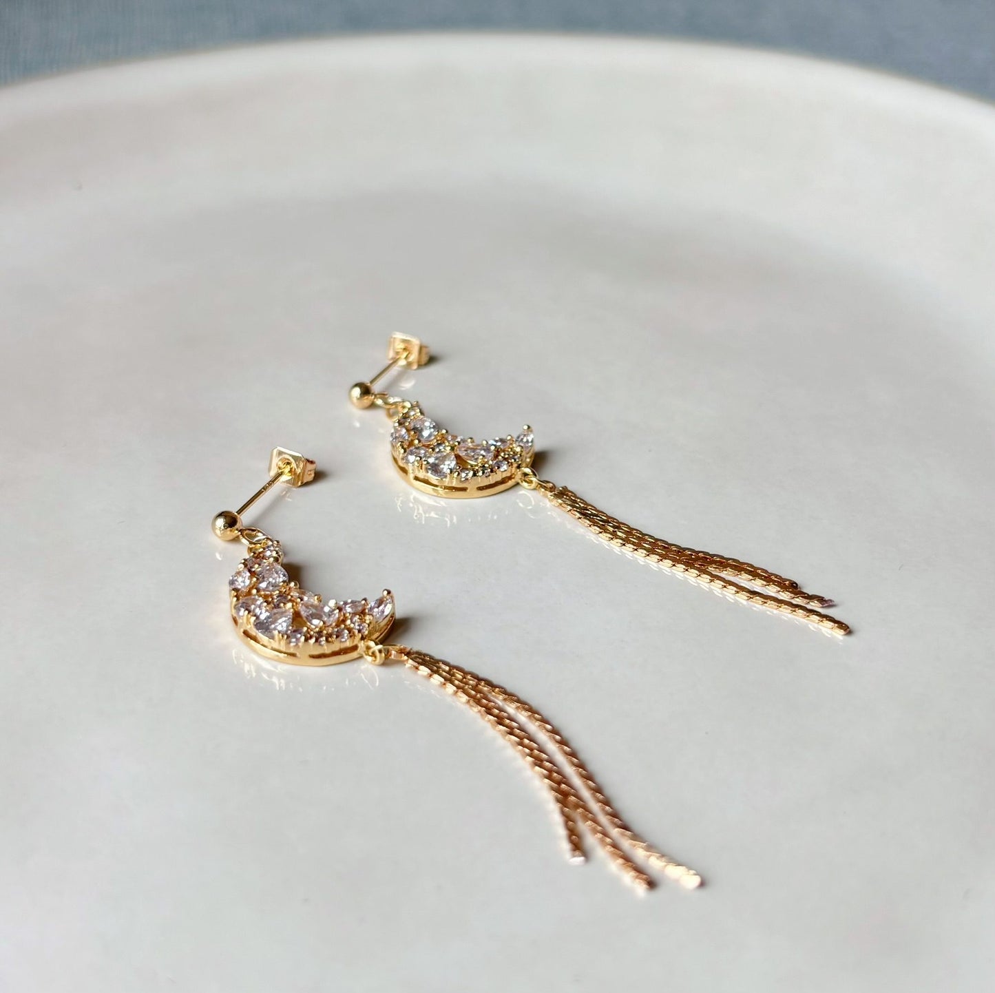 Bijoux croissant de lune lumineux, un symbole de douceur et d’élégance intemporelle.