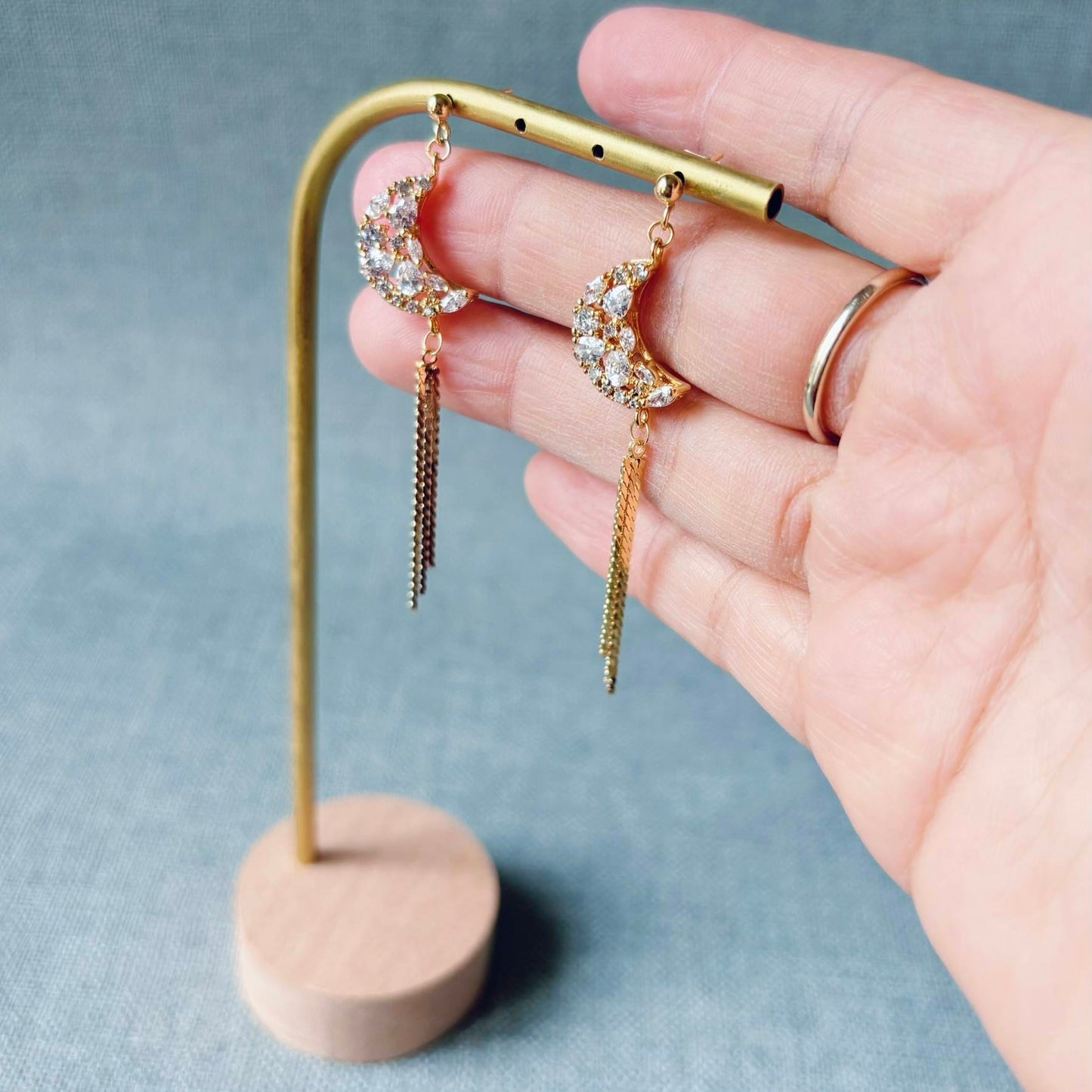 Bijoux mariage poétiques, boucles d’oreilles lune et chaînes pendantes délicates.