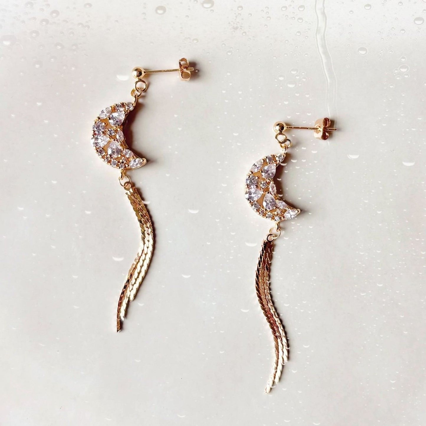 Boucles d’oreilles féminines en forme de lune, bijou scintillant idéal pour une mariée.
