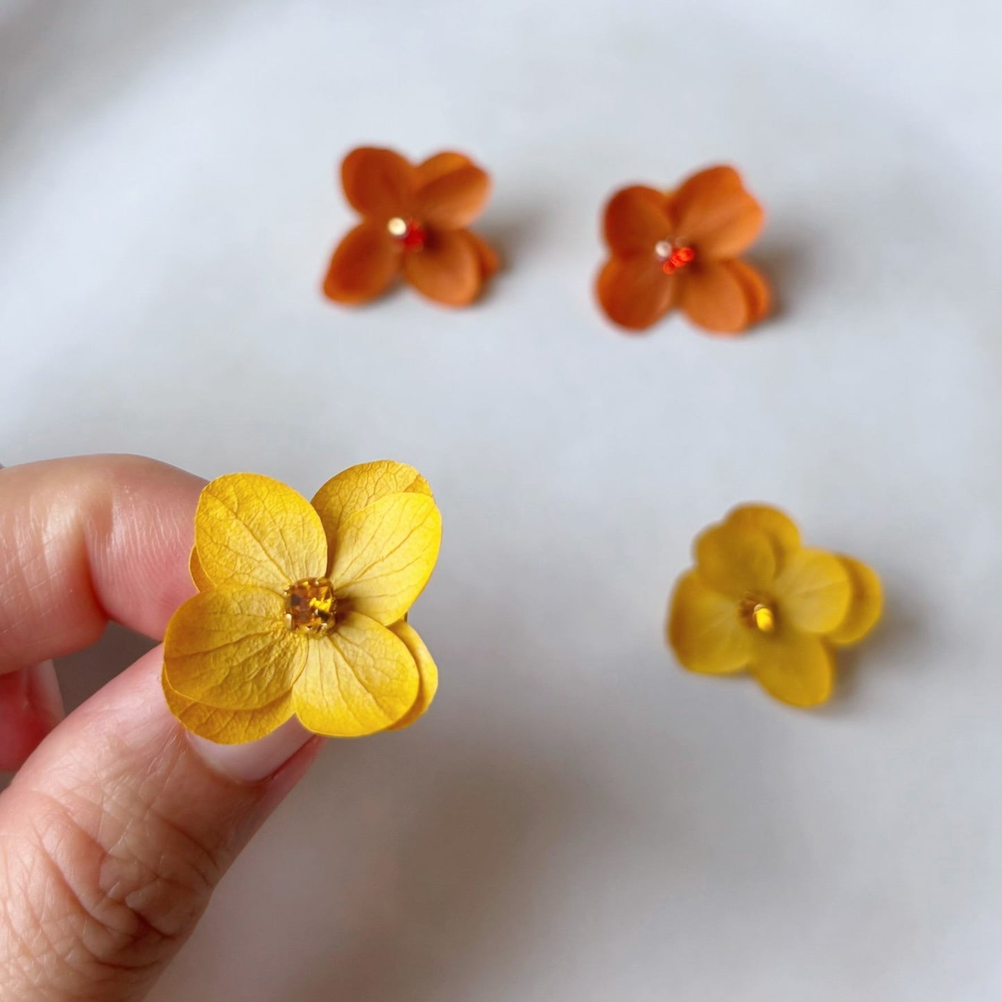 Boucles d’oreilles mariage terracotta élégantes, fleurs stabilisées et création artisanale française