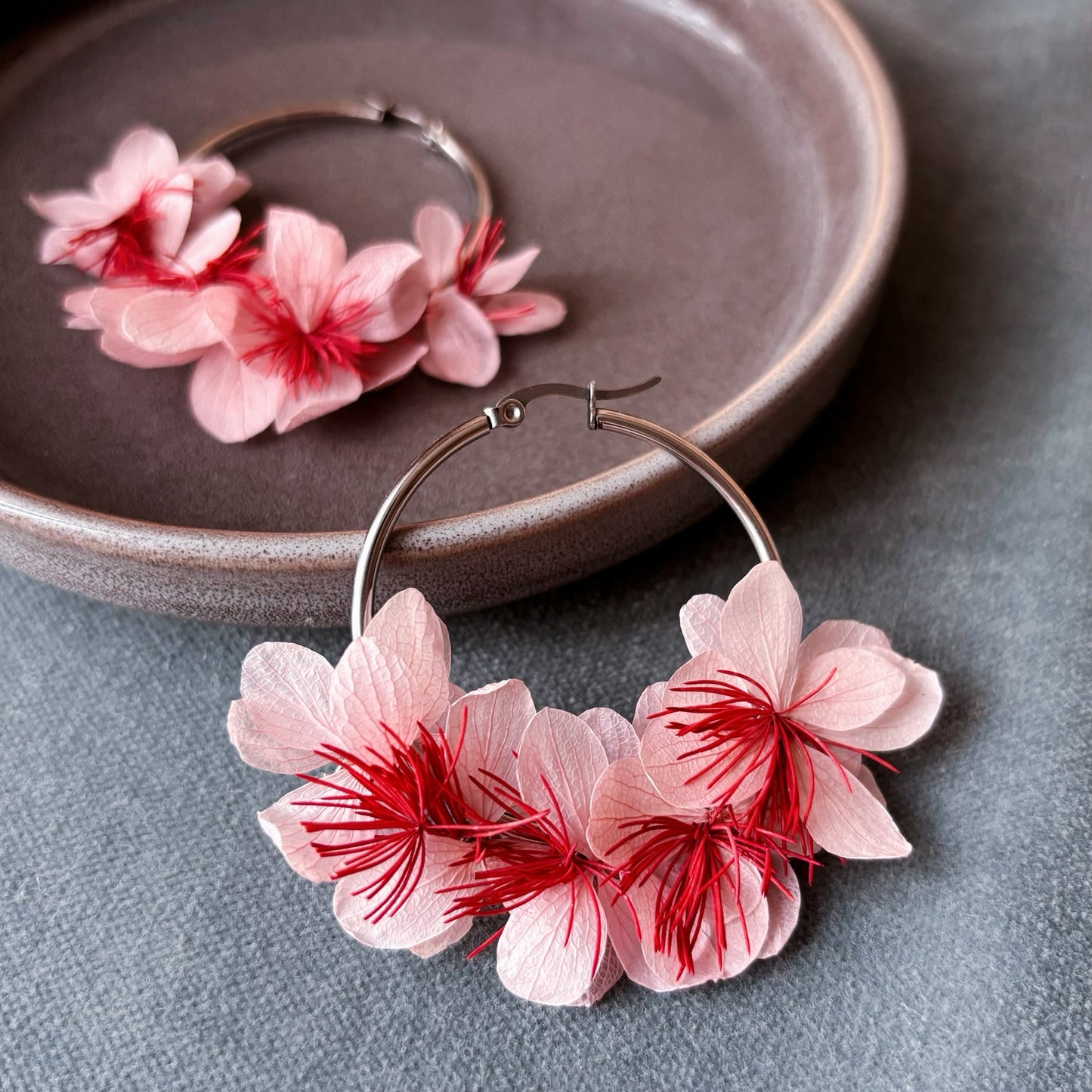 Boucles d’oreille créoles avec hortensias stabilisés rose Bijoux mariage Bijoux pour Demoiselle d’honneur Cadeau témoin - Hana&Alice