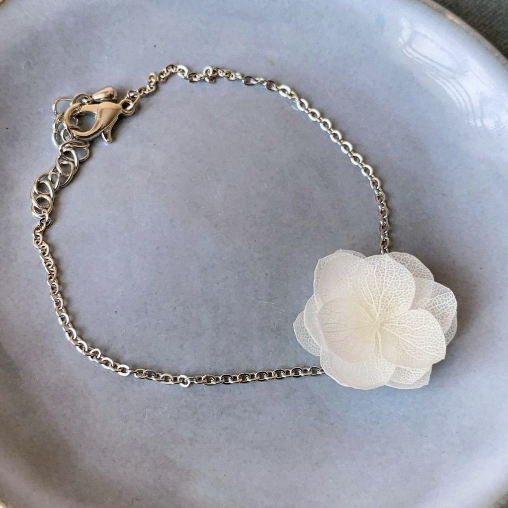 Bijoux mariage fait main : bracelet en hortensias stabilisés blanc crème, parfait pour ajouter une touche naturelle et poétique à votre tenue.