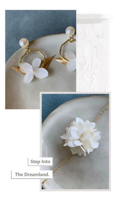 Bracelet romantique Hana&Alice en hortensias stabilisés, un accessoire unique pour un mariage raffiné.