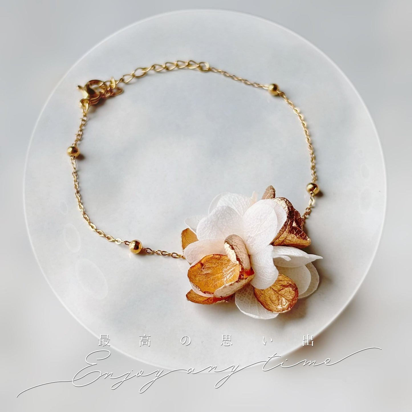 Bracelet floral doré et blanc pour mariée, style romantique et raffiné.