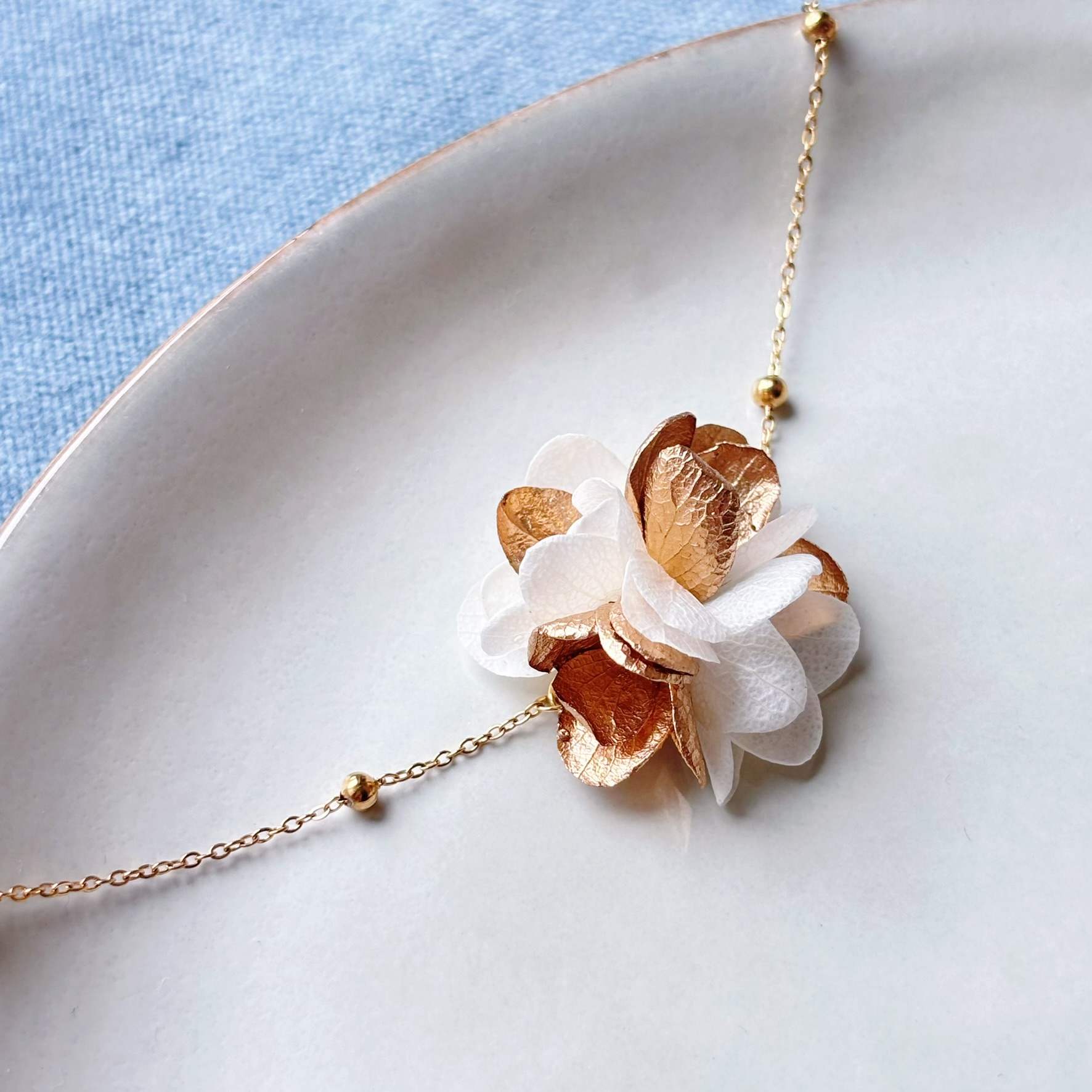 Parure de bijoux de mariage en doré et blanc pour mariée, style bohème chic et raffiné.