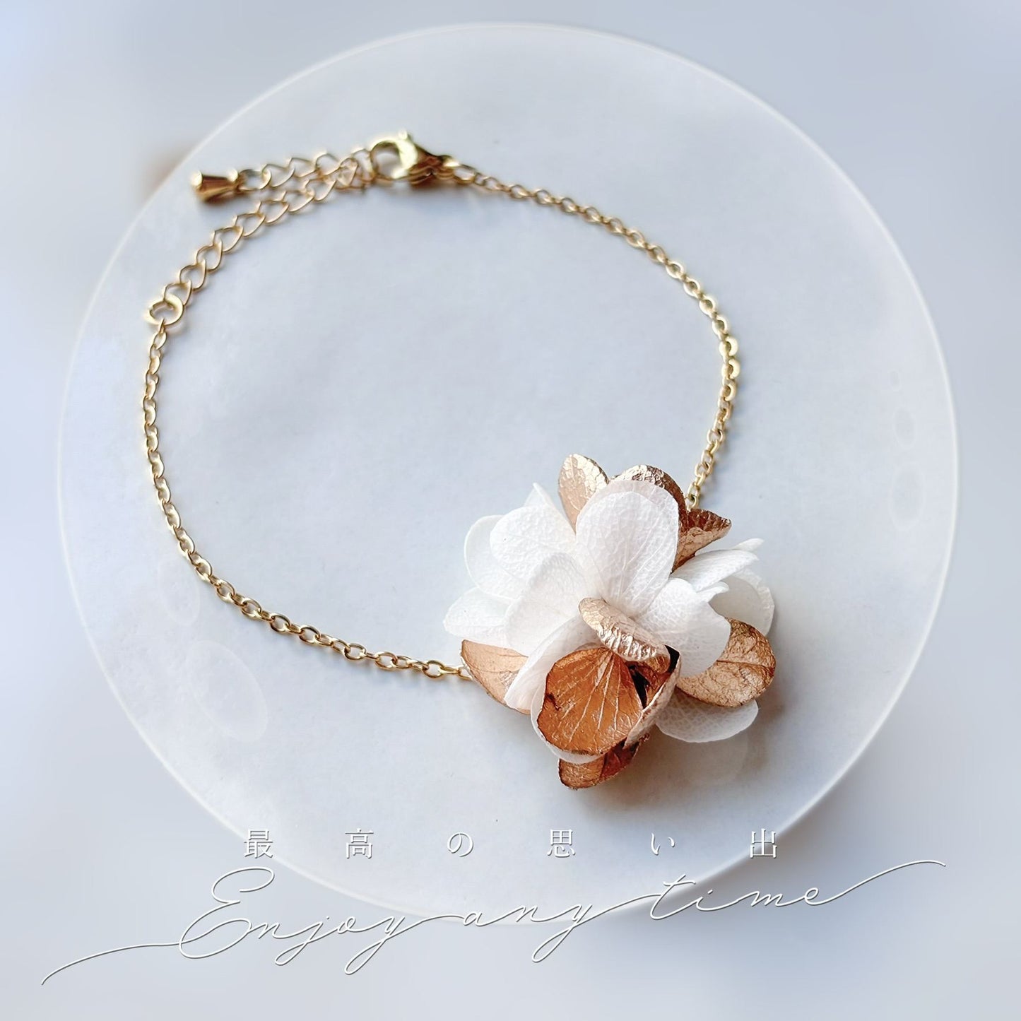 Bracelet de mariée fait main, hortensias blancs et dorés stabilisés.