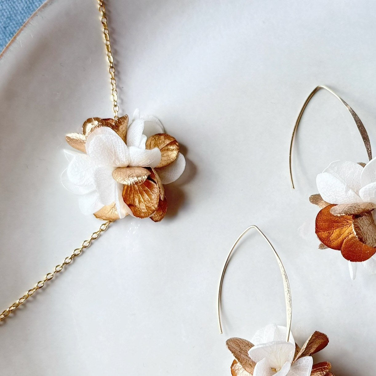 Bracelet floral doré et blanc pour mariée, style bohème chic et raffiné.