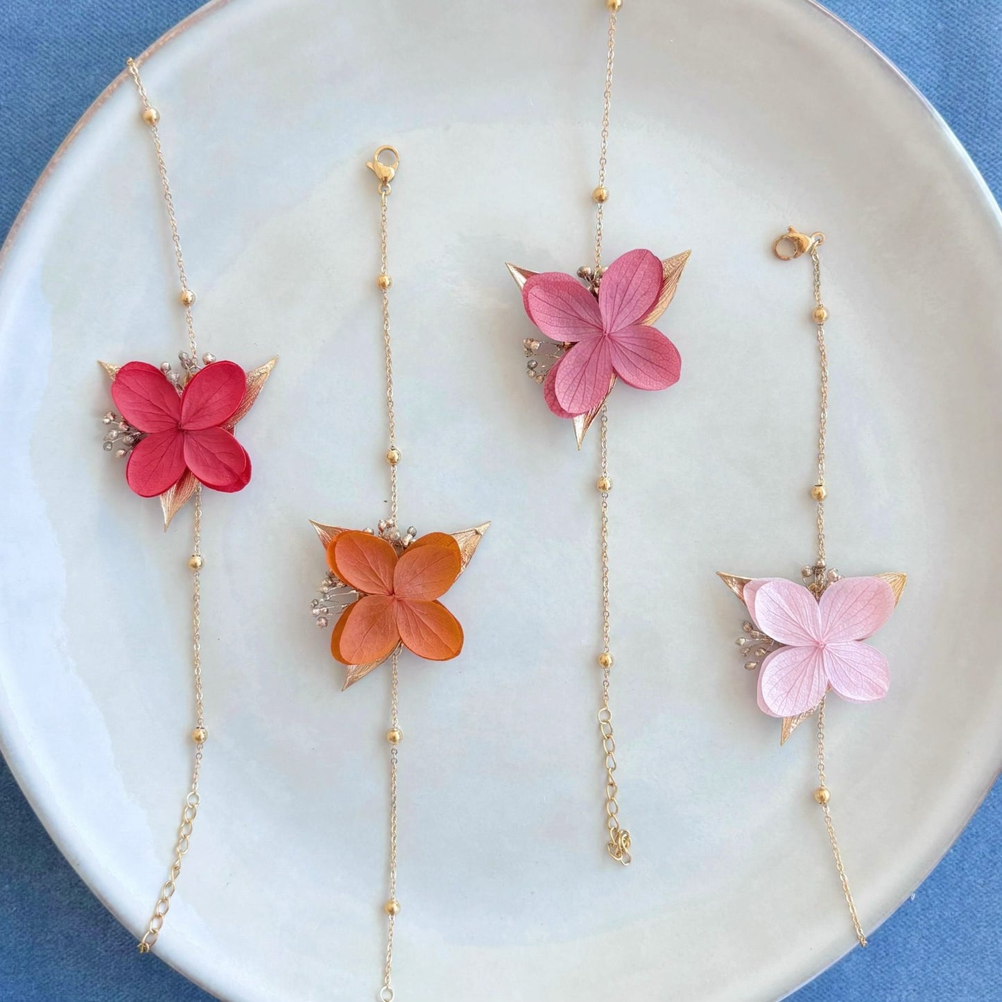 Bracelet mariage en fleurs naturelles stabilisées, idéal pour une parure colorée et romantique signée Hana&Alice