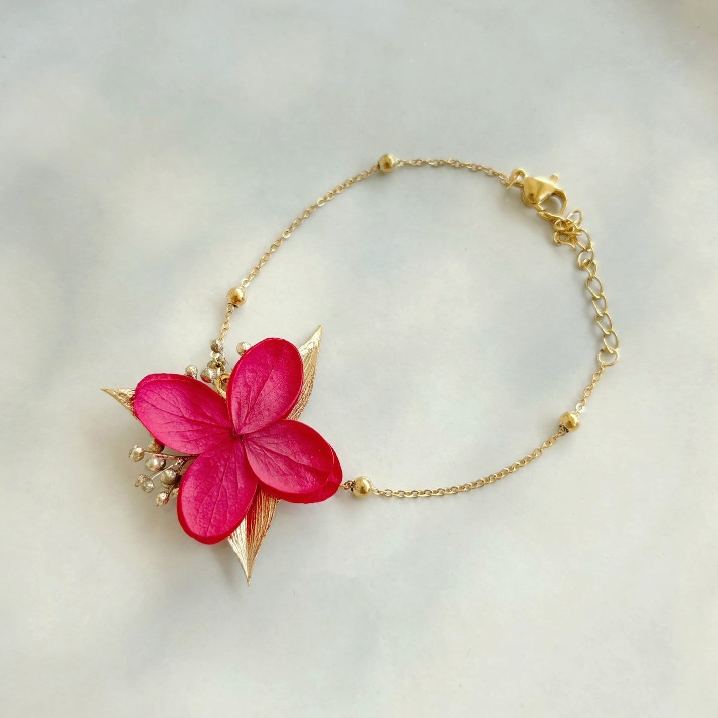 Accessoire mariage en fleurs stabilisées fait main, bracelet romantique pour cérémonie champêtre ou bohème