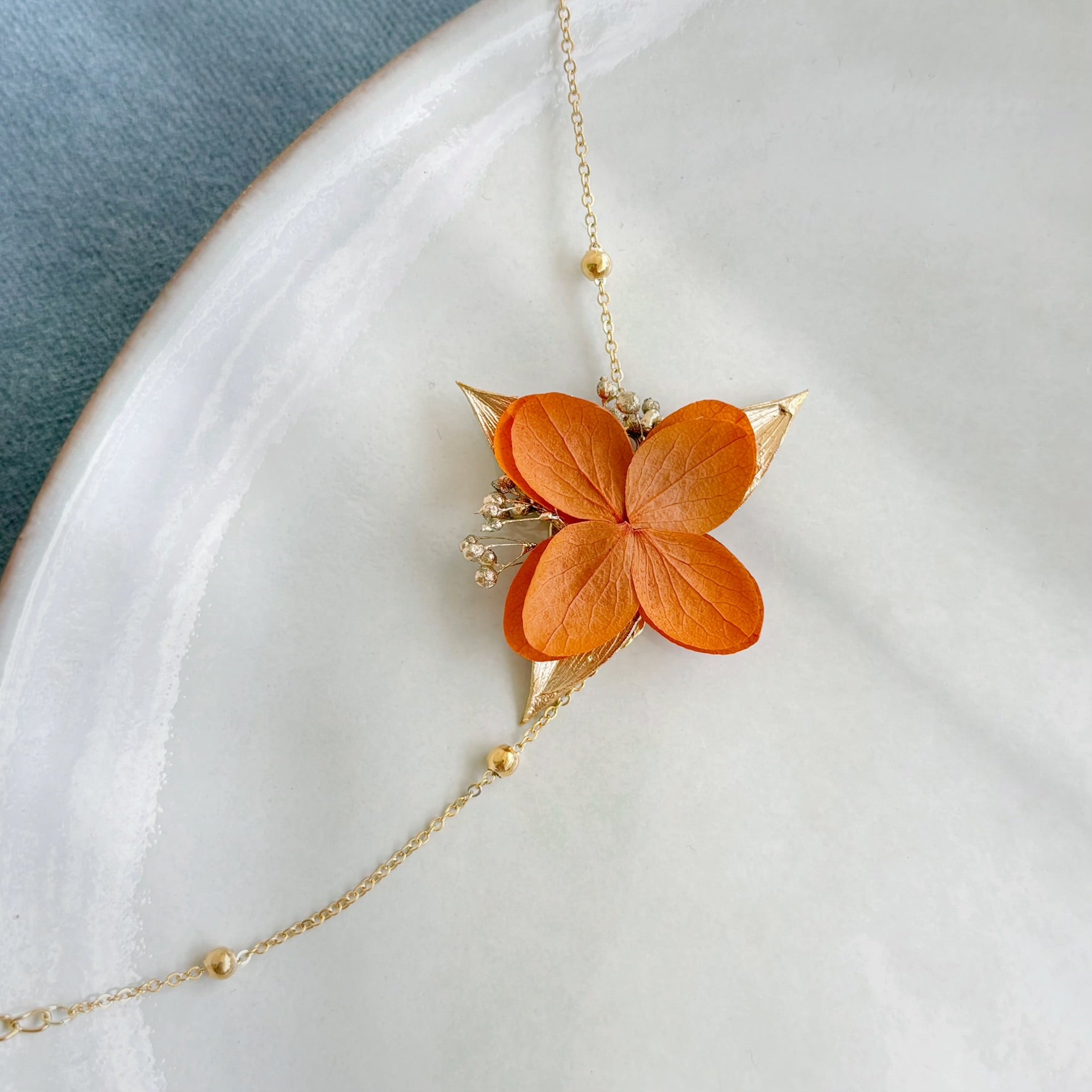 Accessoire de mariage floral orange, boucles d’oreilles dorées en fleurs stabilisées.