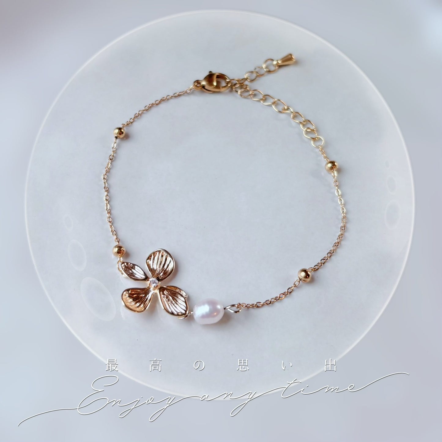 Bijou fleuri Hana & Alice, bracelet fait main avec perle et fleur dorée.
