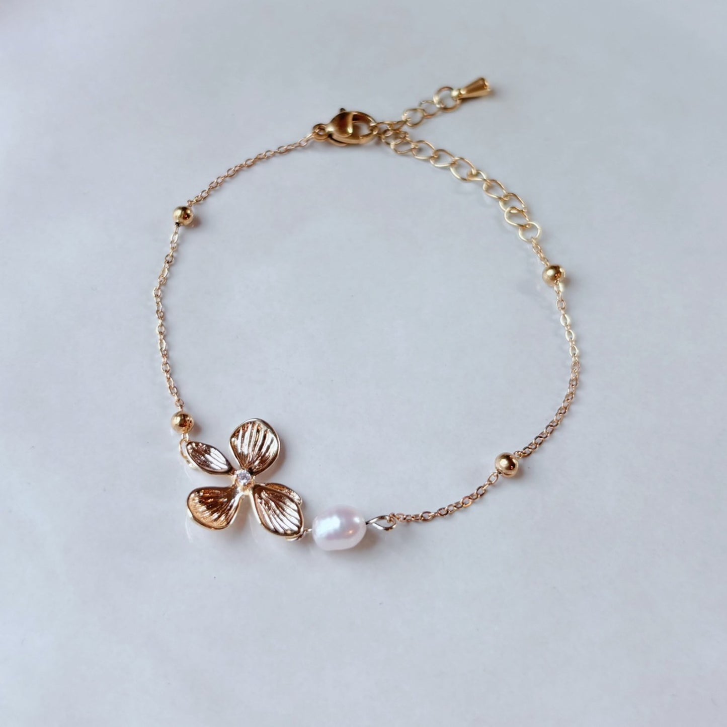 Bracelet perle d’eau douce et fleur dorée, création artisanale Hana&Alice.