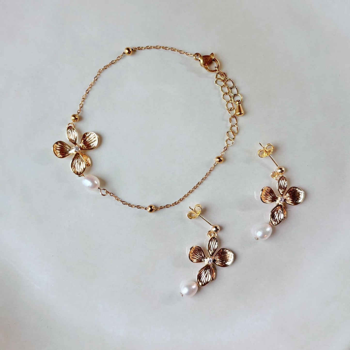 Bracelet féminin doré, parfait pour mariée, demoiselle d’honneur ou invitée.
