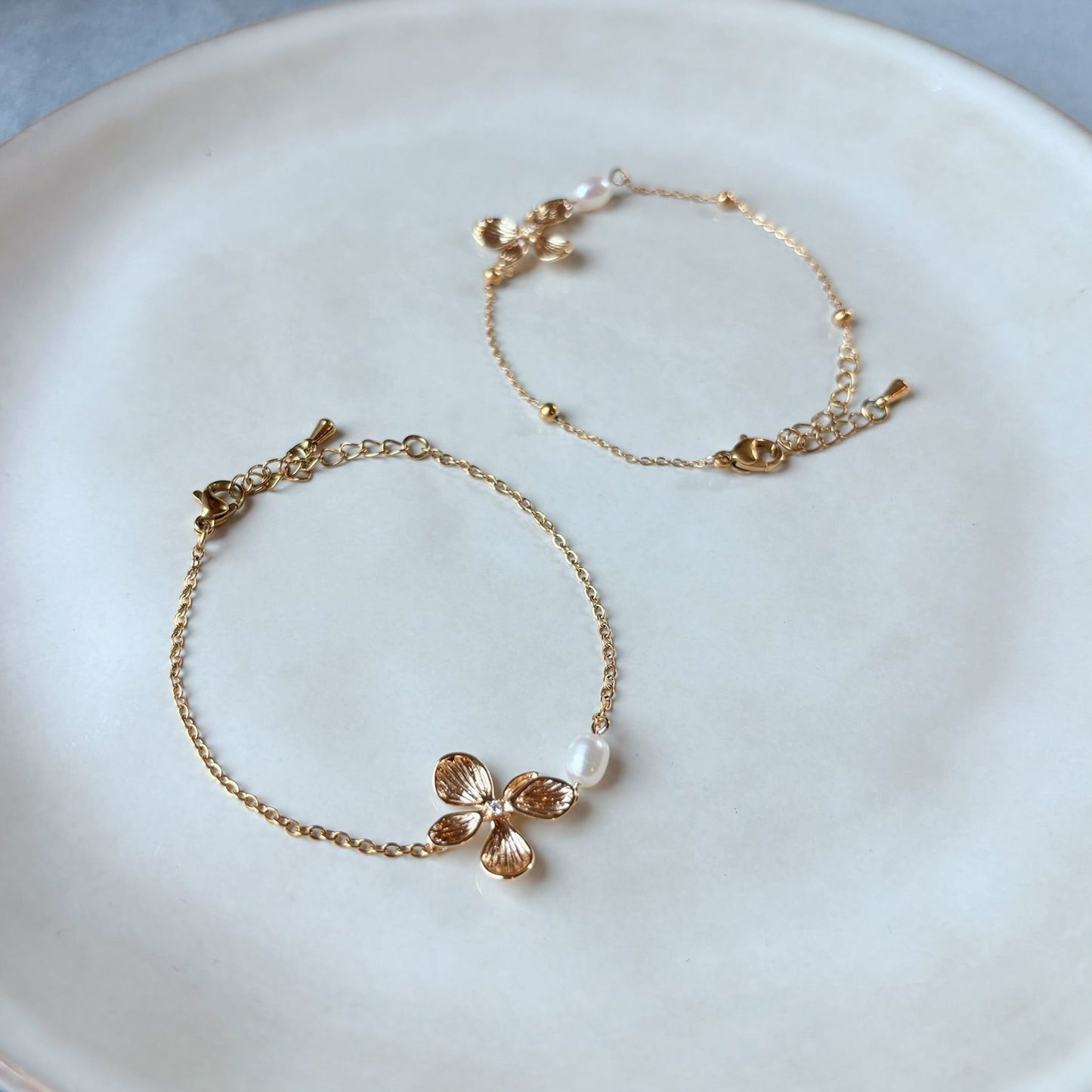 Bracelet doré fait main en France, au design floral et poétique.