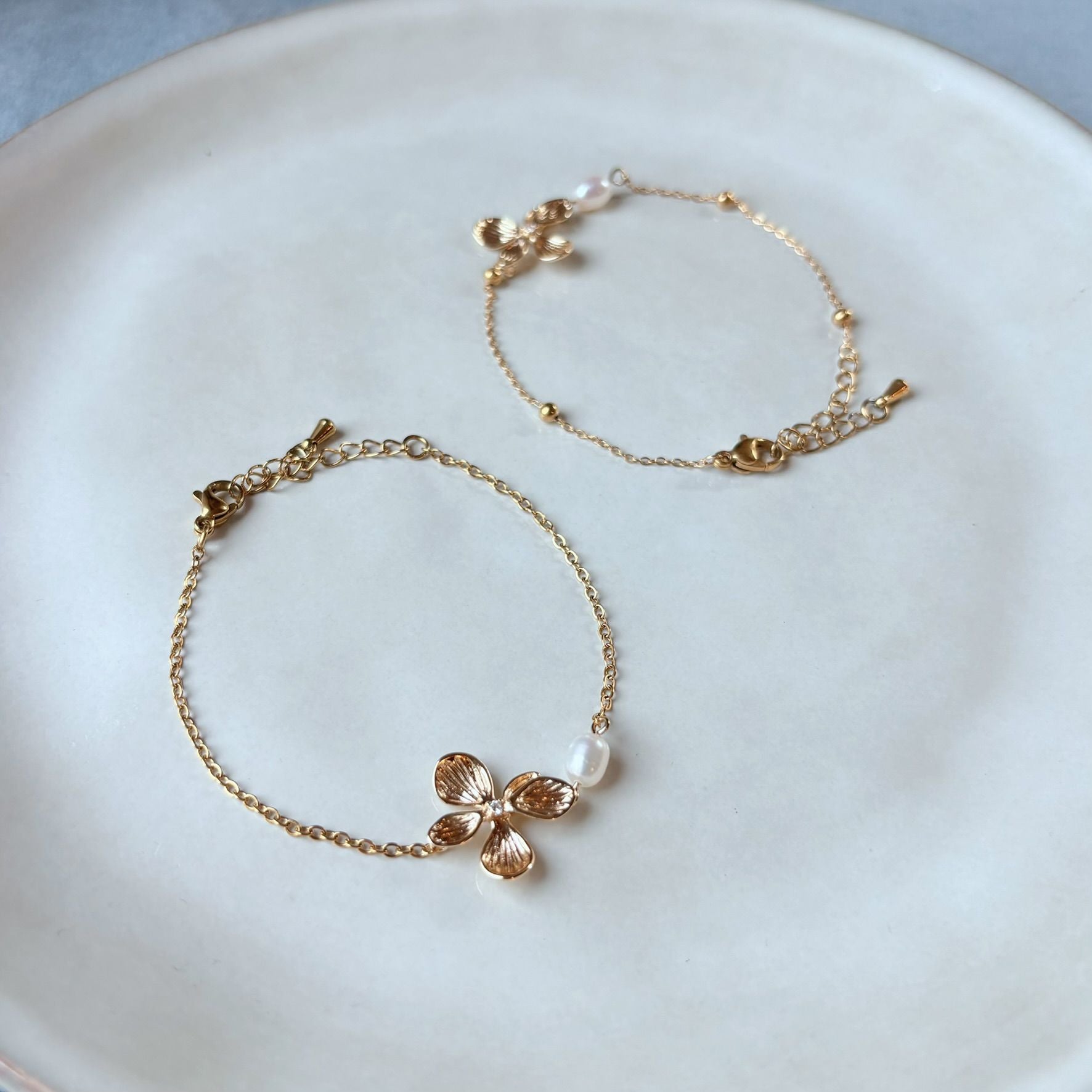 Bracelet doré fait main en France, au design floral et poétique.