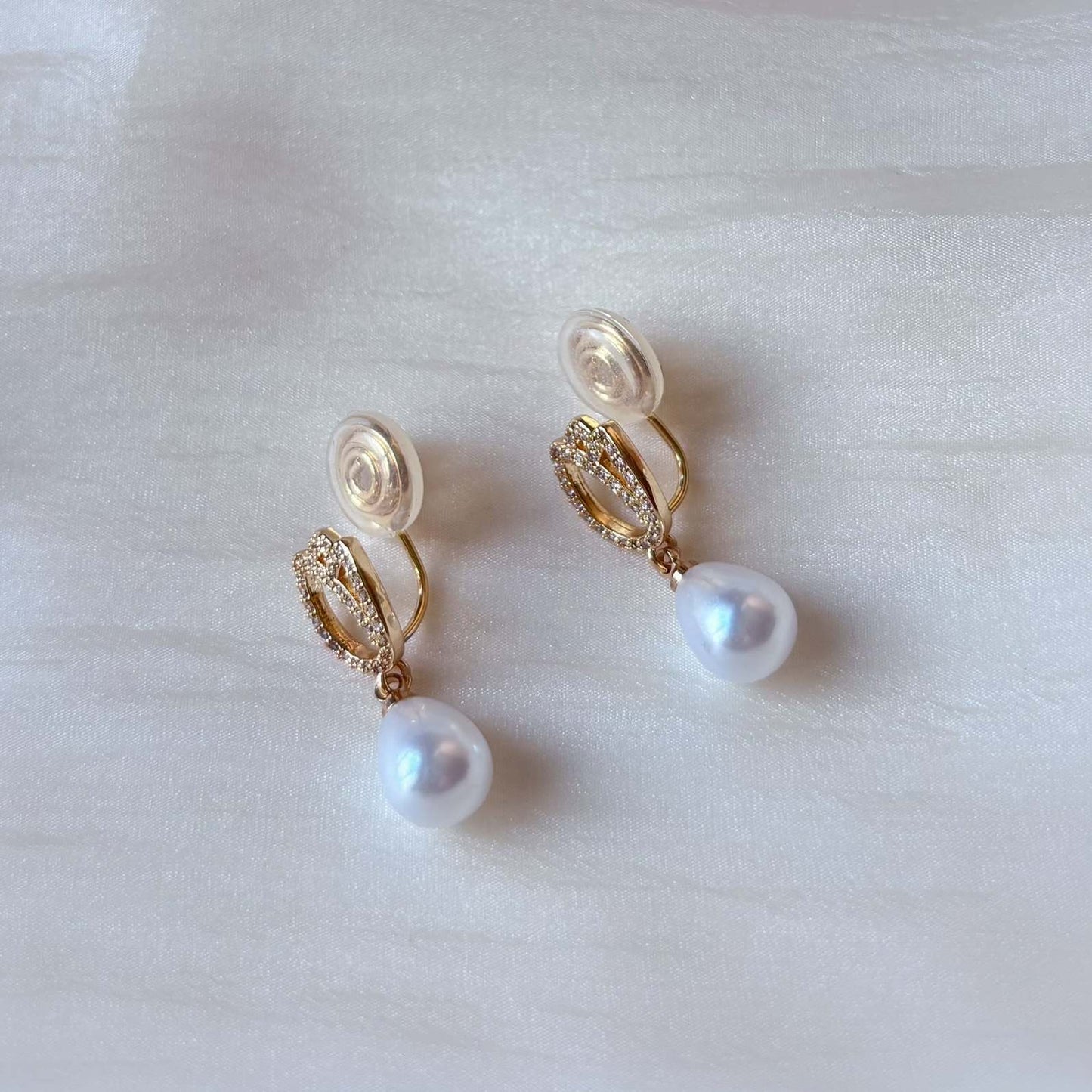 Bijoux mariage perle en clips Hana&Alice, motif floral tulipe dorée délicat.