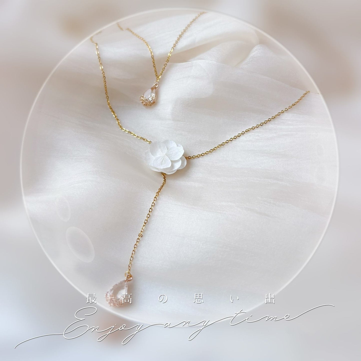 Collier mariage fleur et perle, accessoire poétique Hana&Alice pour sublimer une robe dos nu.