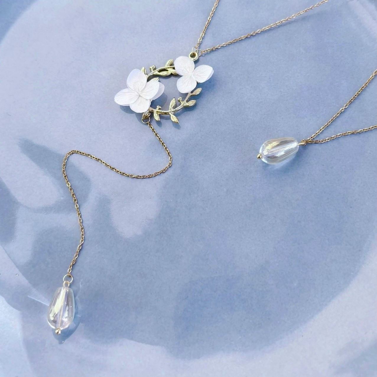 Accessoire pour robe dos nu Hana&Alice, collier de dos mariage en fleurs stabilisées et perles raffinées.