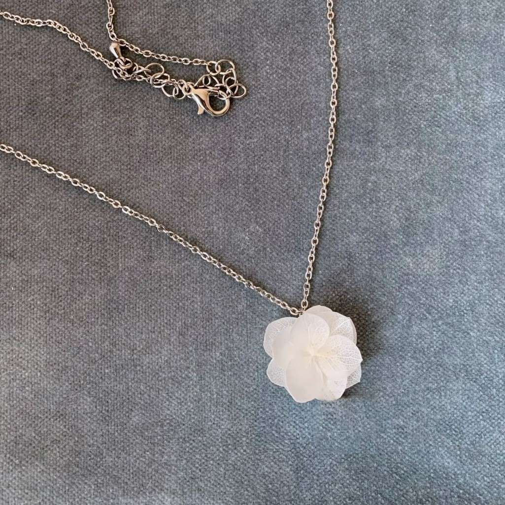 Collier de mariage raffiné avec pendentif en hortensia stabilisé, Hana&Alice créations uniques.