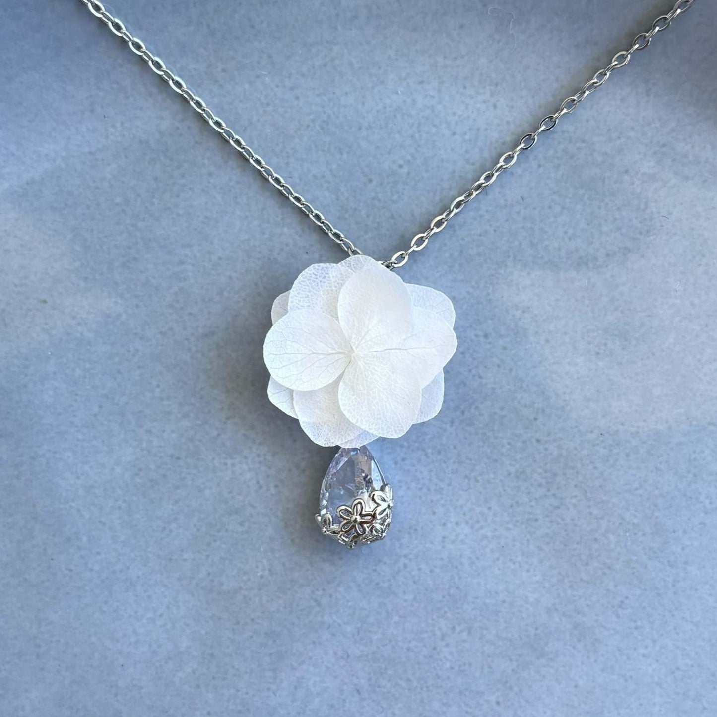 Accessoire de mariage élégant Hana&Alice : collier orné de fleurs stabilisées et d’un cristal scintillant pour un look inoubliable.