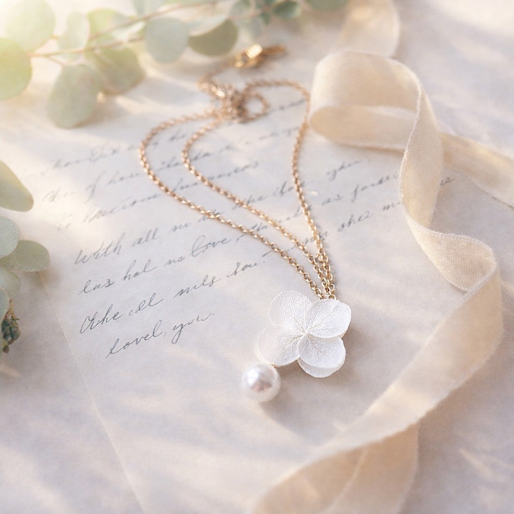 Boucles d’oreilles et collier pour mariage bohème chic avec hortensias stabilisés et perle