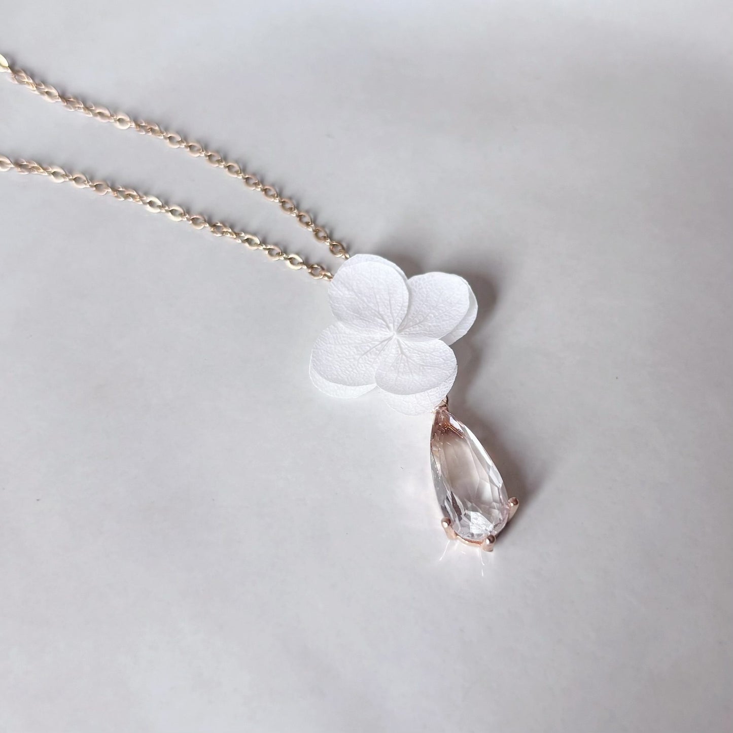 Collier mariage fleurs stabilisées pendentif verre – bijou mariée fait main