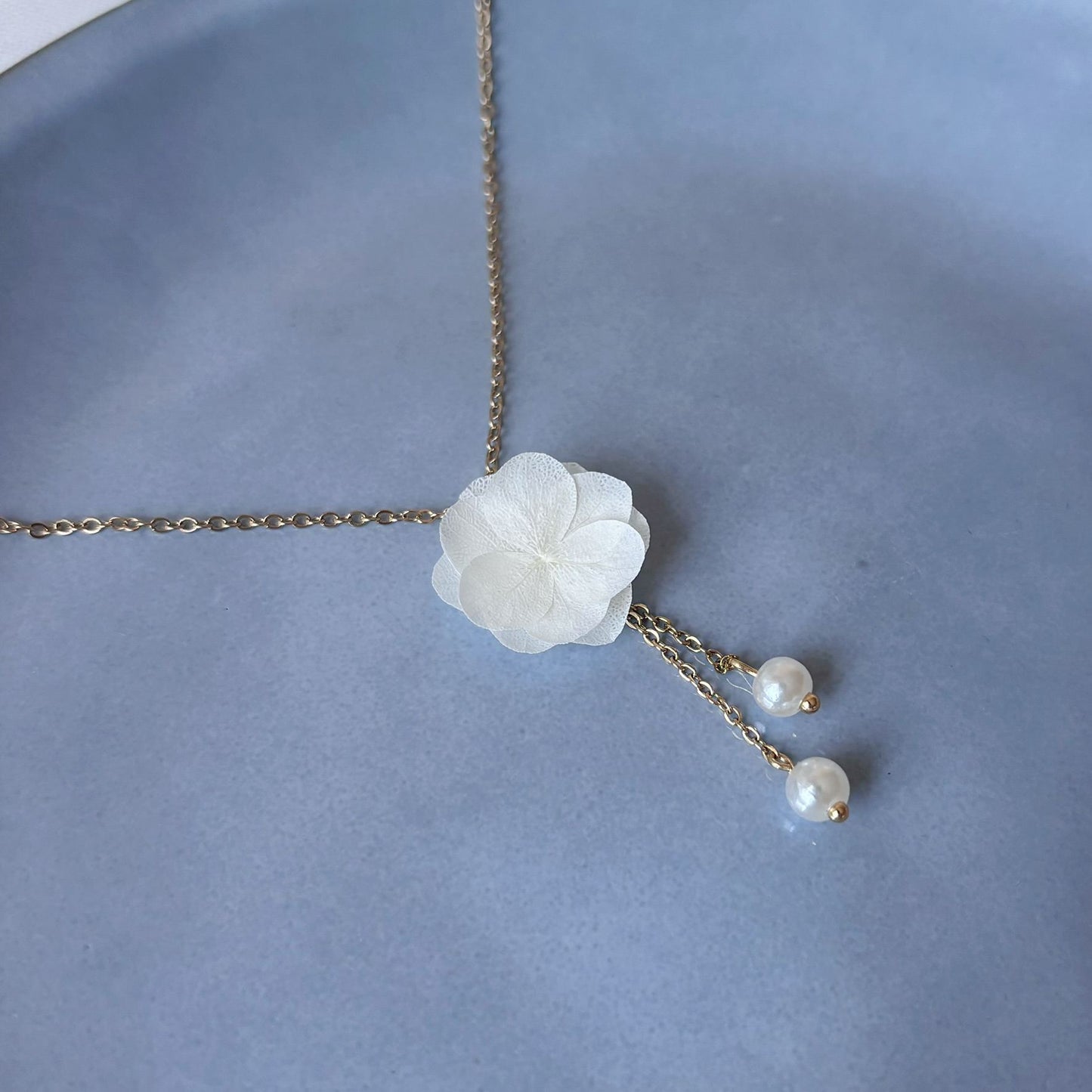 Parure bijoux mariage perles et fleurs stabilisées raffinées