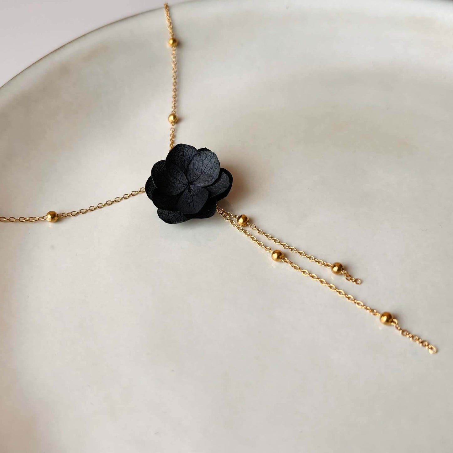 Bijoux de mariage créés à la main, collier avec pendentif en fleurs d'hortensia stabilisées, Hana&Alice.