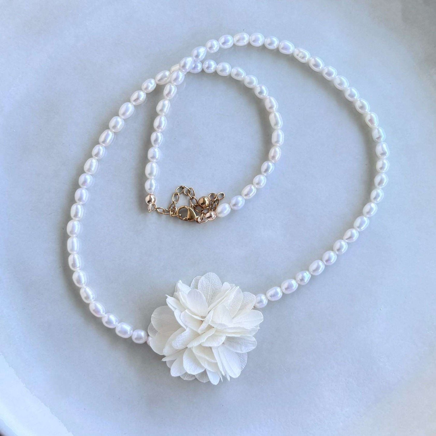 Collier mariage perle et fleurs stabilisées, bijoux fait main, design unique Hana&Alice.