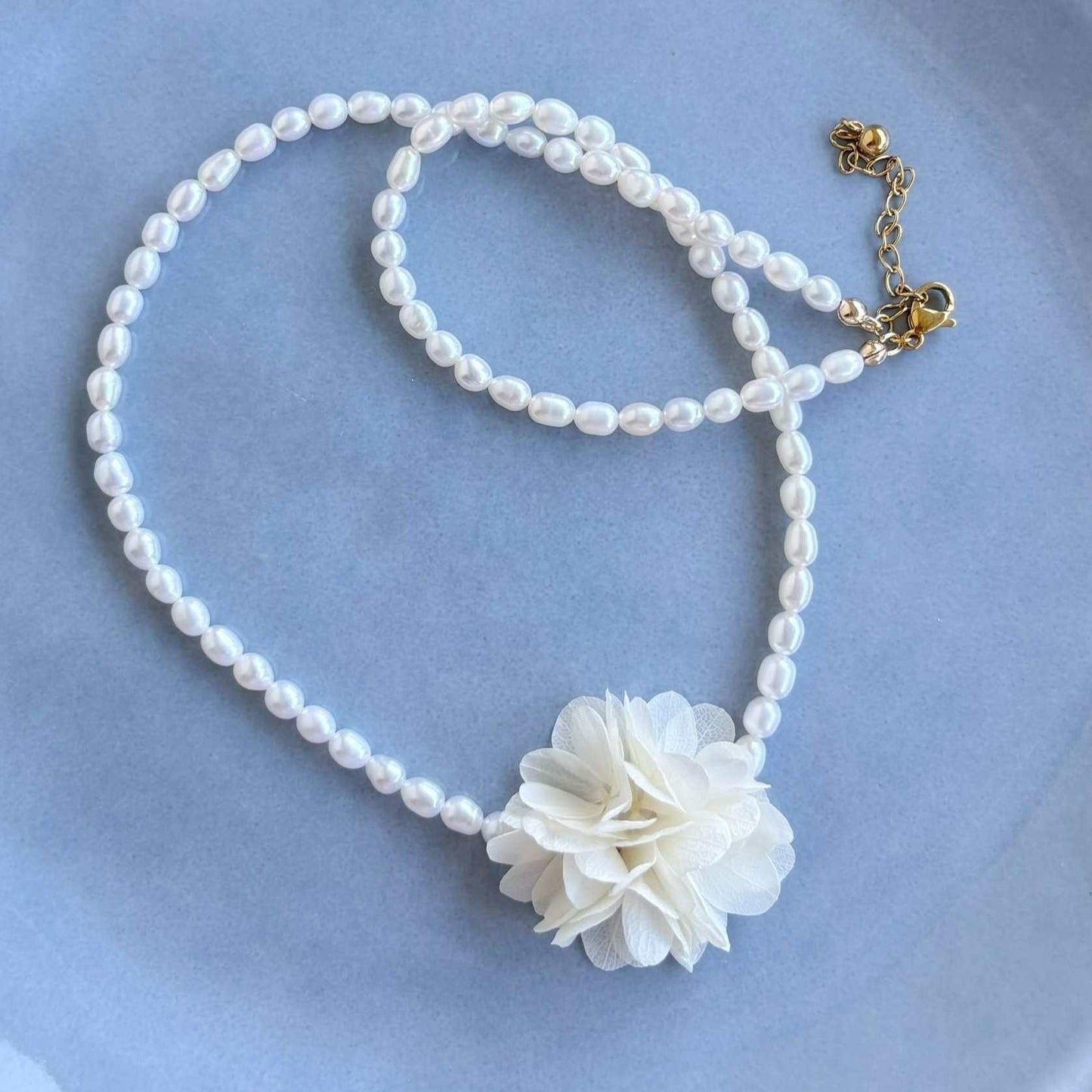 Collier mariage fleur stabilisée et perles d’eau douce, parure unique signée Hana&Alice.