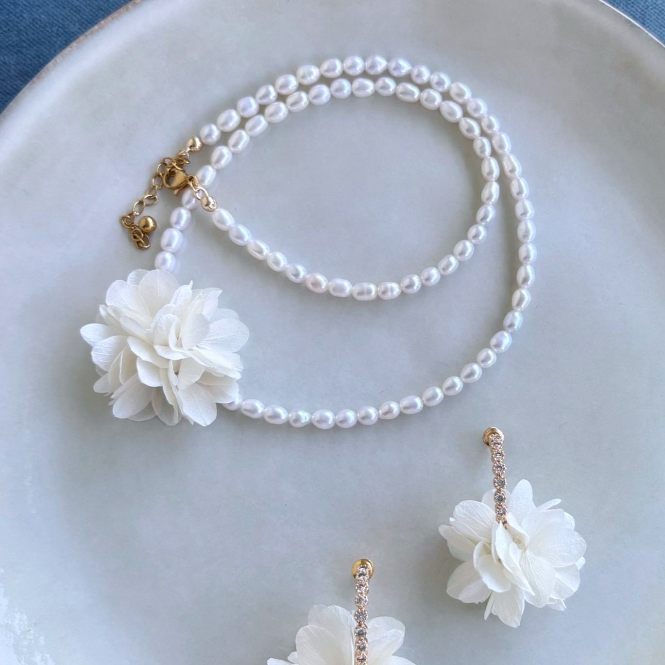 Parure de bijoux de mariage en perles d'eau douce avec pendentif fleur stabilisée, style poétique et naturel.
