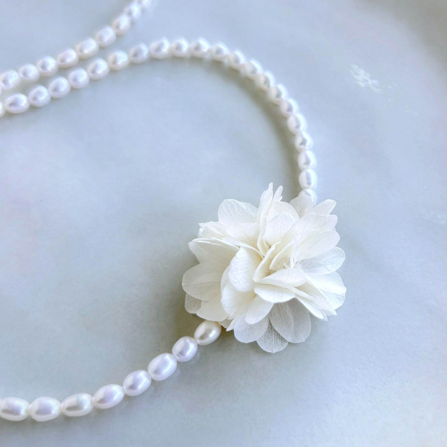 Bijoux mariage perle élégants, collier avec fleurs stabilisées, création artisanale en perles d’eau douce.