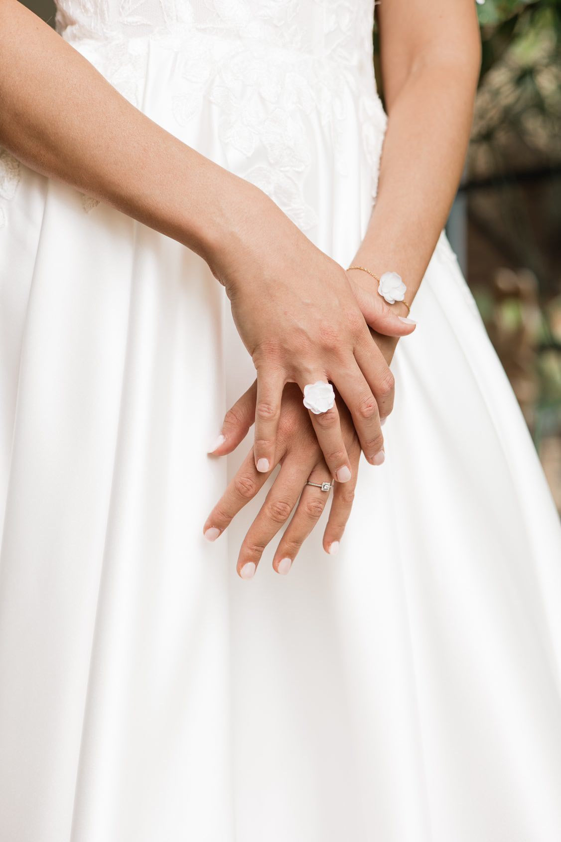 Bague dorée avec fleur d’hortensia stabilisée, bijou mariage unique et délicat Hana&Alice.