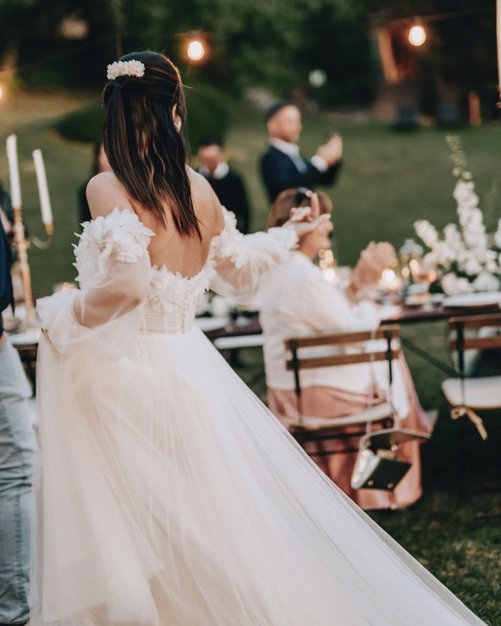 Bijoux de cheveux Hana&Alice, peigne fait main en fleurs stabilisées blanches, parfait pour chignons et coiffures nuptiales.