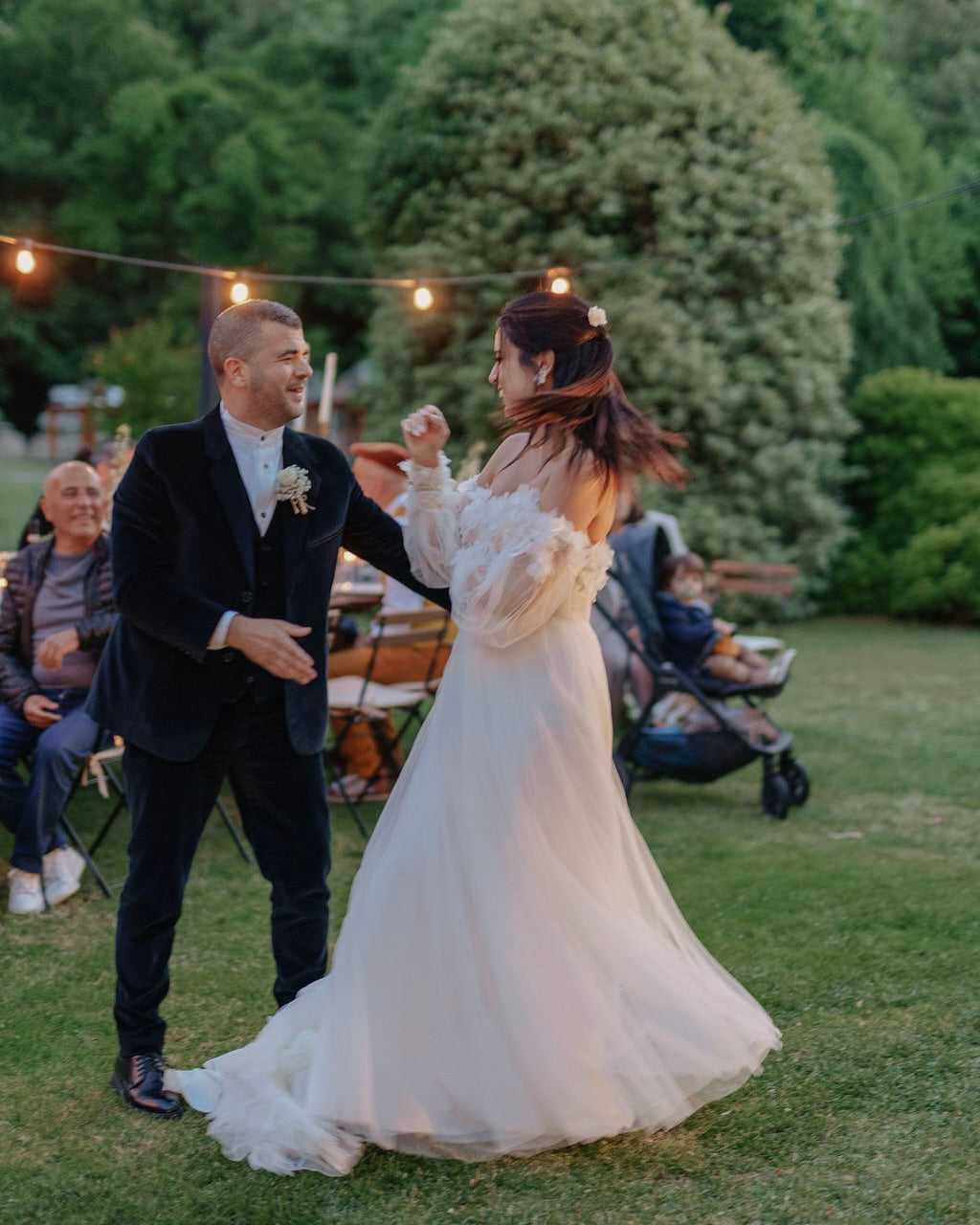 Peigne à cheveux en fleurs stabilisées pour mariage bohème chic.