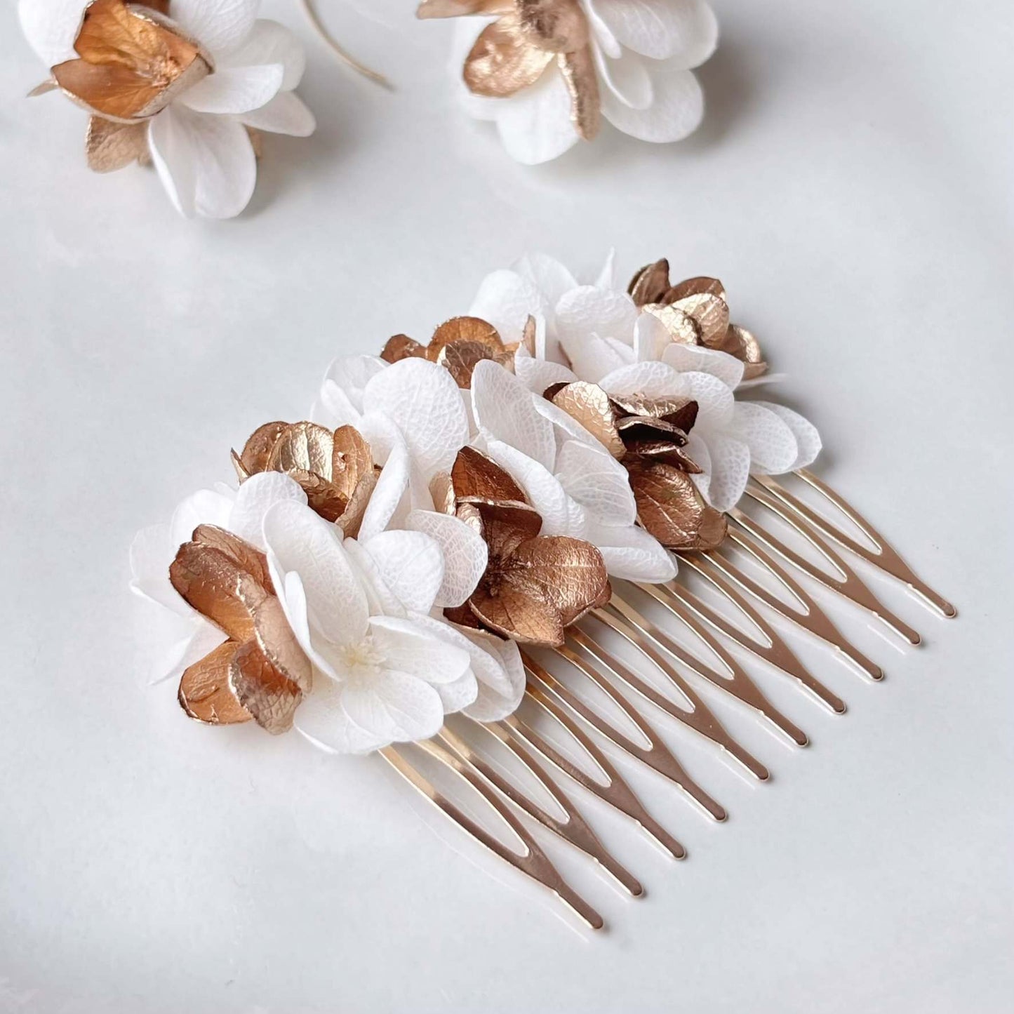 Peigne à cheveux mariage romantique avec fleurs blanches et dorées