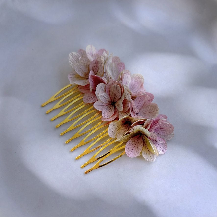 Accessoire floral pour mariage, peigne artisanal Hana&Alice avec hortensias stabilisés rose et vert.