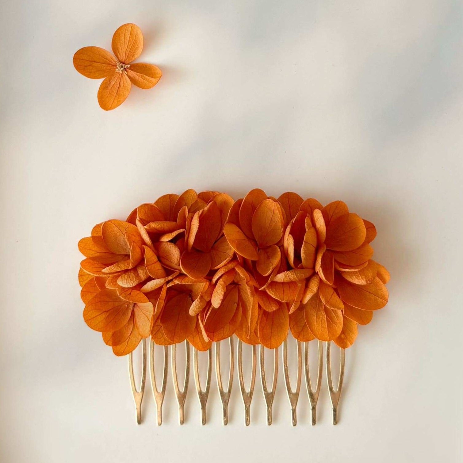 Création artisanale en fleurs d’hortensia, boucles d’oreilles terracotta pour mariée élégante.