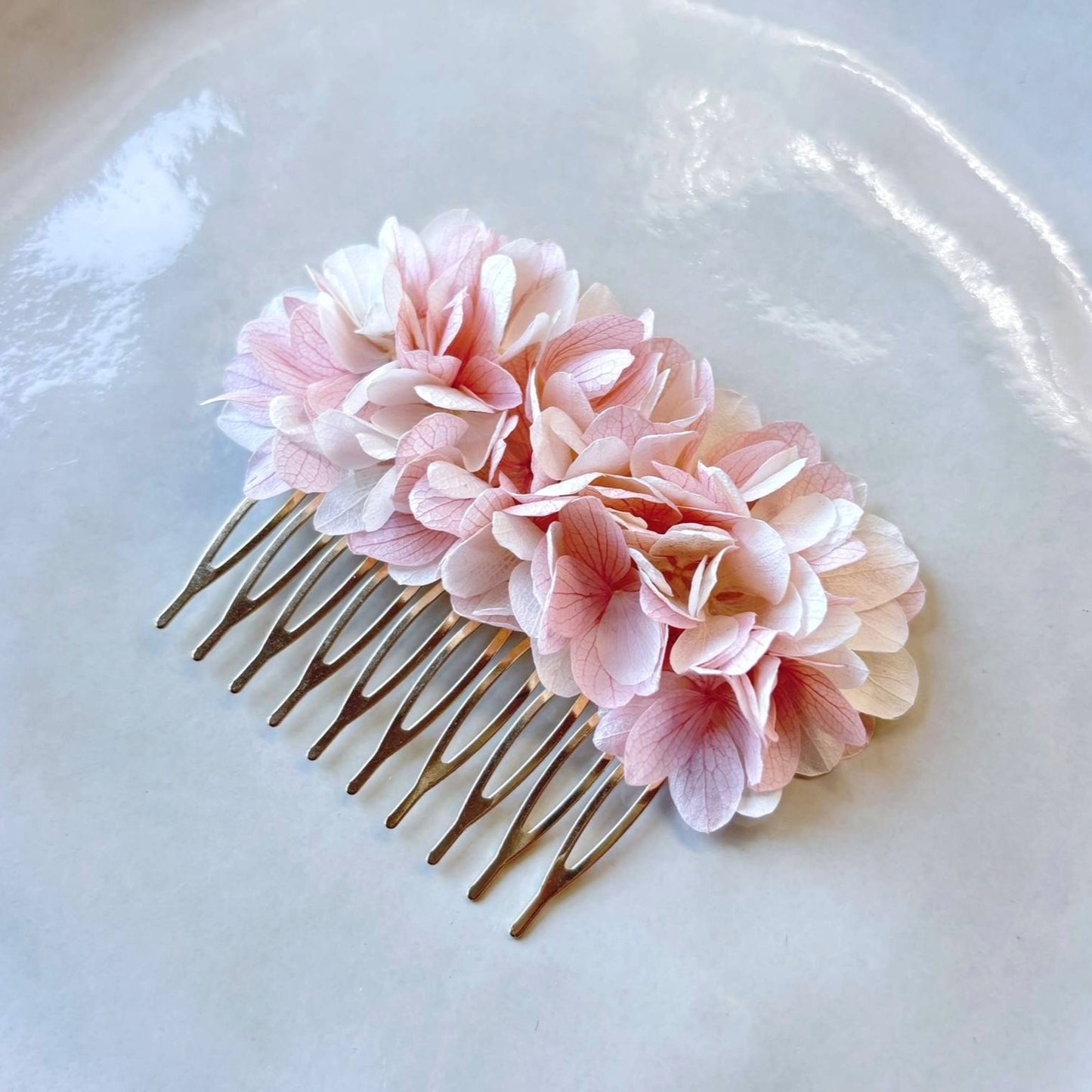 Peigne cheveux mariage artisanal, fleurs stabilisées bohème chic.