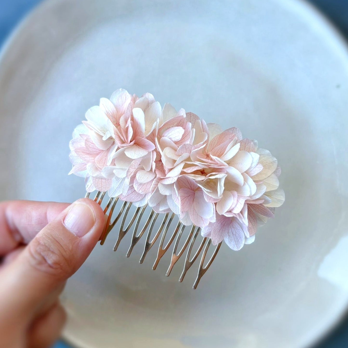 Pique à cheveux mariage fleur blanc et rose, style artisanal et naturel.