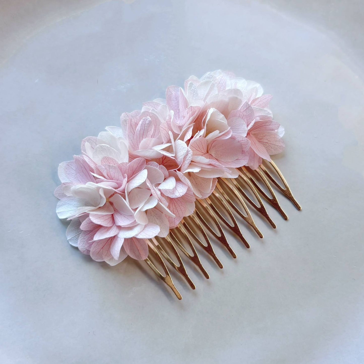 Peigne cheveux mariage bohème chic en fleurs d’hortensias stabilisées.