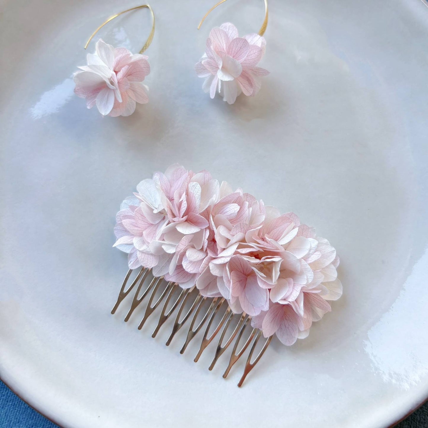 Pique chignon mariage fleur Hana&Alice, hortensias blanc et rose.