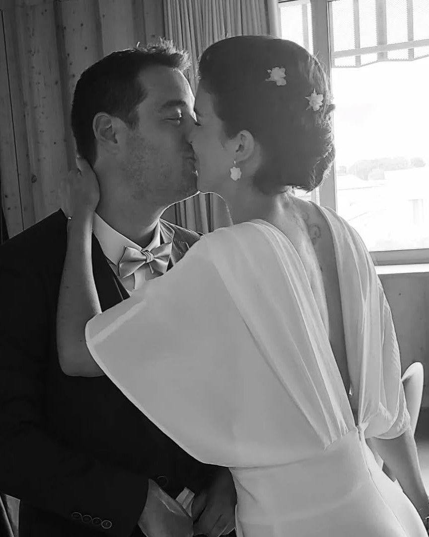 Accessoire cheveux pour mariée : épingle à cheveux avec fleur d'hortensia stabilisée et ruscus doré.