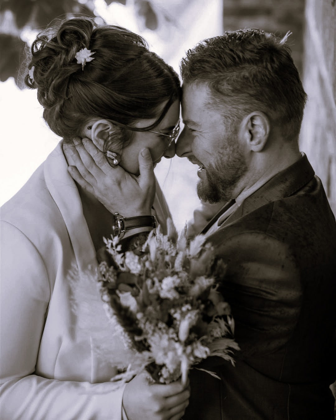 Pique à cheveux mariage en fleurs stabilisées blanches et feuilles dorées, pour un mariage bohème chic.