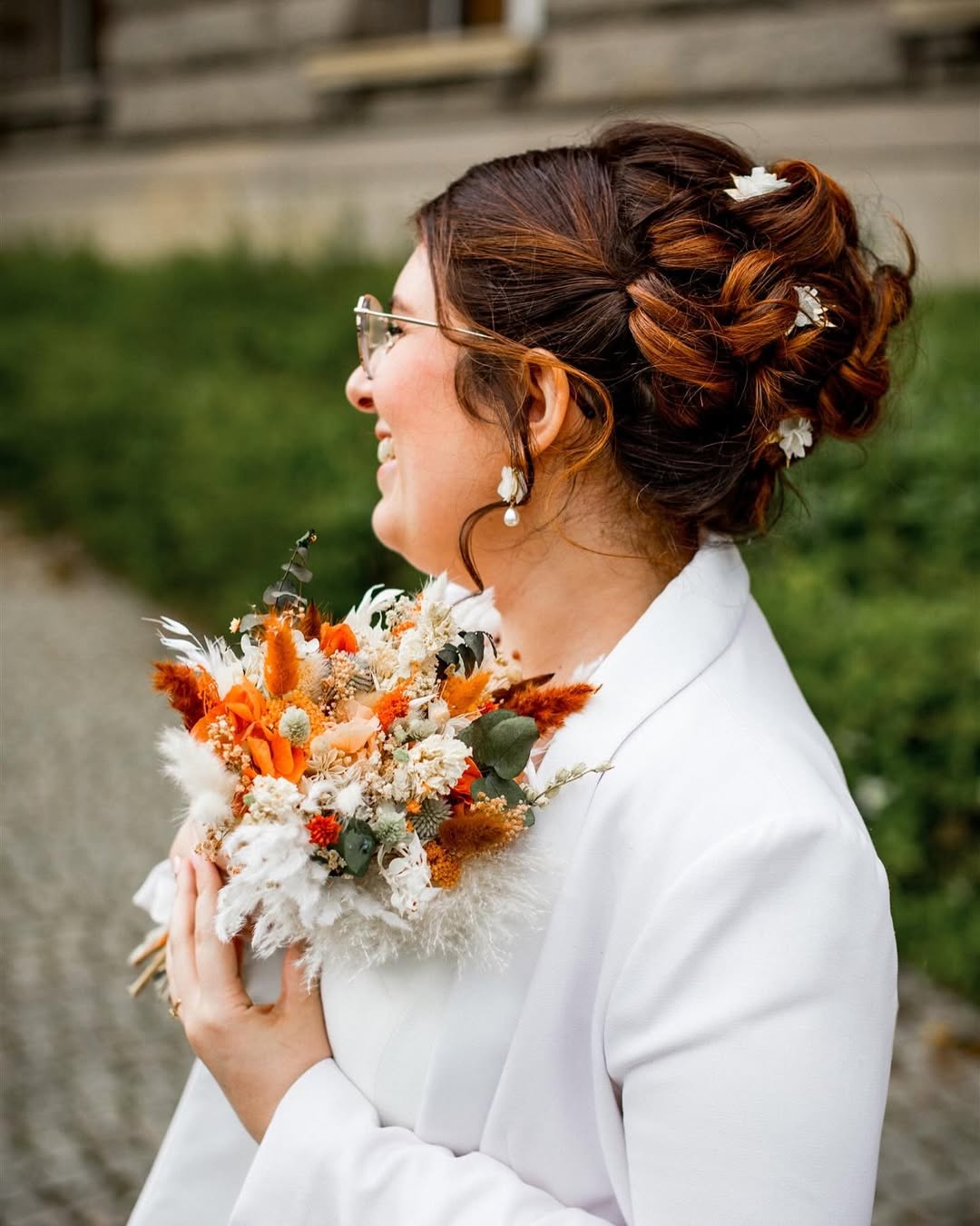 Accessoire cheveux élégant pour mariée, épingle avec hortensia stabilisé et ruscus doré.