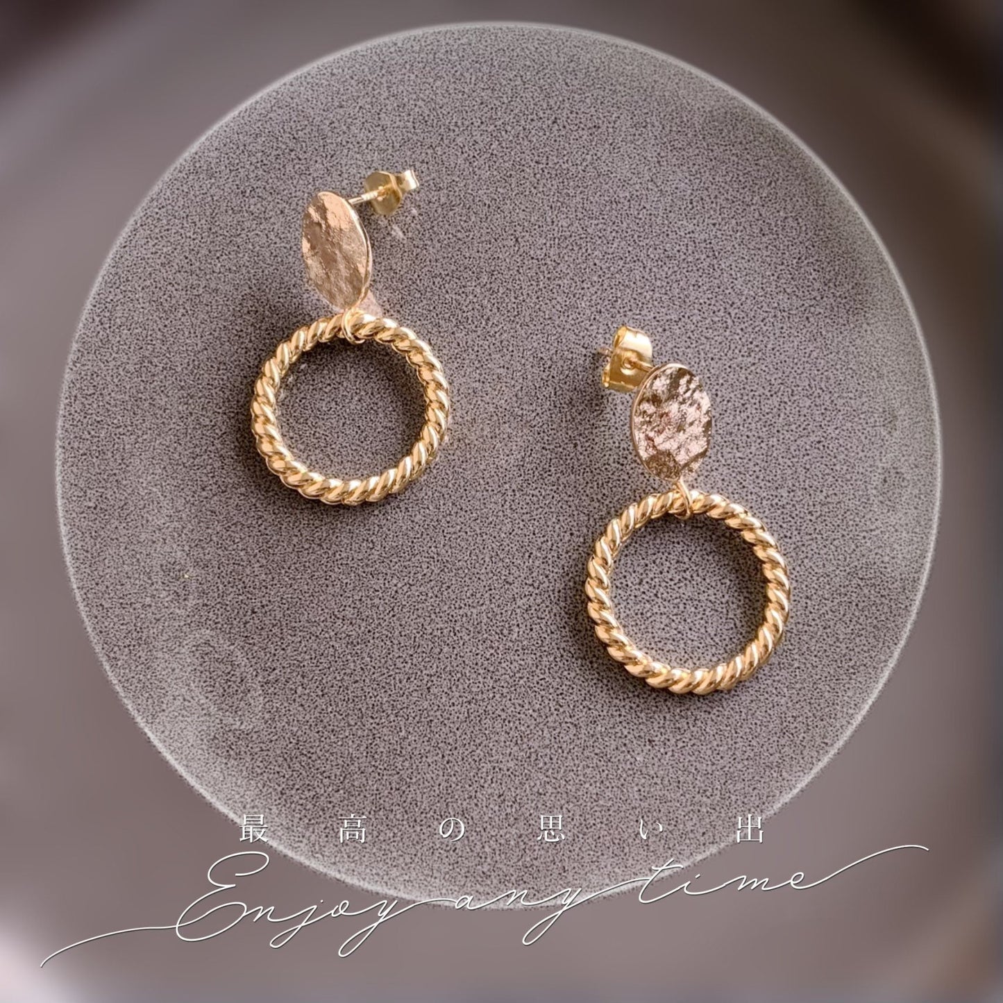 ARYA - Boucles d’oreille dorées plaque martelée pendentif cercle torsadé Bijoux mariage Cadeaux Noël Bijoux Mariée - Hana&Alice
