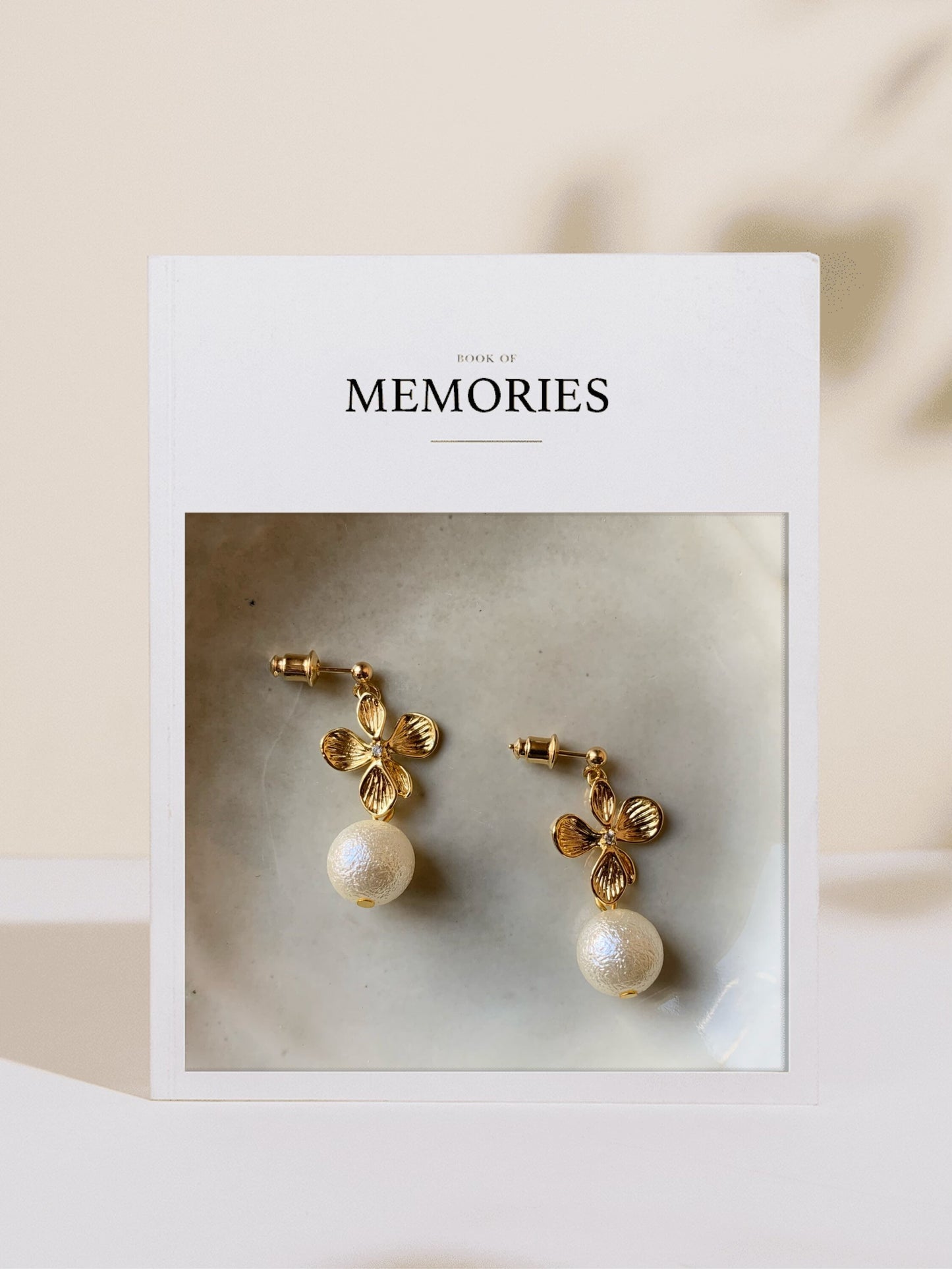 AIKO - Boucles d’oreilles pendantes fleur dorée et strass pendentif perle de coton japonais Bijoux Mariage Bijoux pour mariée - Hana&Alice