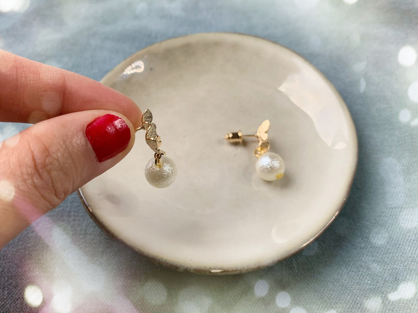 ALLIE - Boucles d’oreilles papillons doré et pendentif perle de coton japonaise ronde Bijoux Mariage Bijoux pour mariée - Hana&Alice