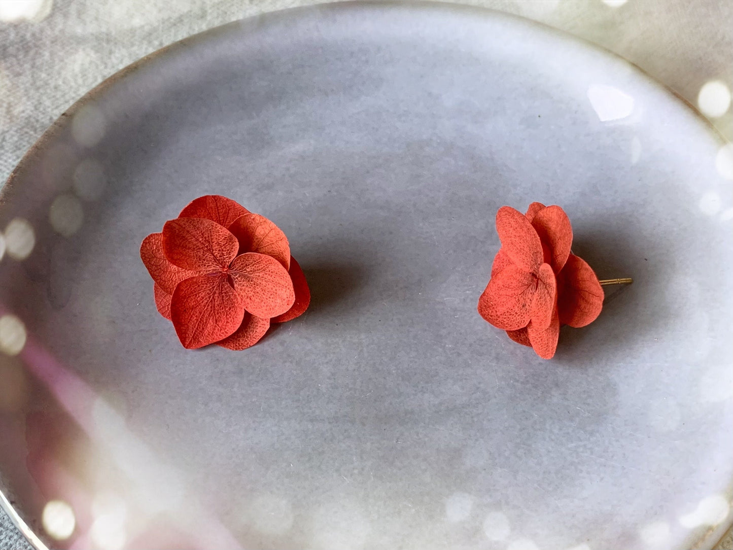 SCARLET - Boucles d'oreilles puces d’oreille fleur hortensias stabilisés rouge orangé Bijoux Mariage Bijoux mariée et demoiselle d’honneur - Hana&Alice